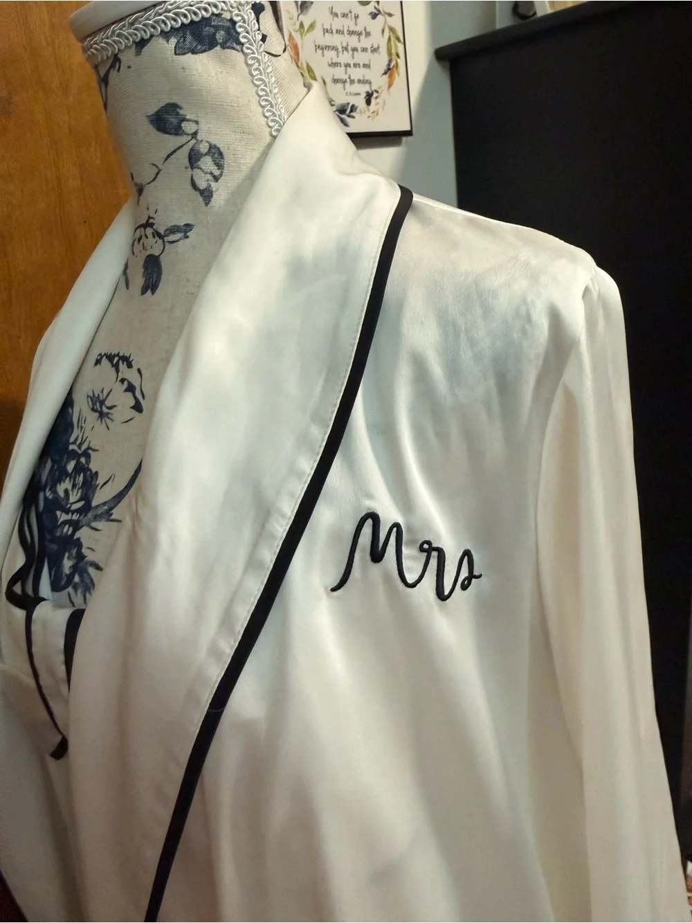 Kate Spade 2piece set- Mrs. bridal nightgown/robe -white with black piping (xl)